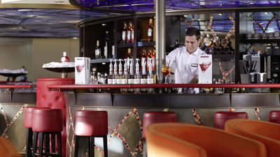 Lounge mit Bar auf der A-ROSA DONNA