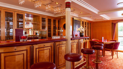 Bar im Panorama-Salon auf der MS Frederic Chopin