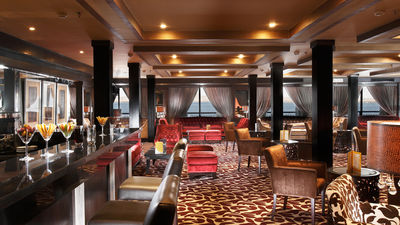 Lounge mit Bar auf der MS Steigenberger Omar El Khayam